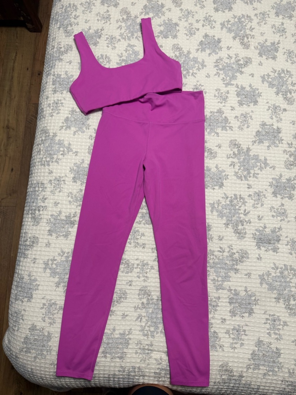 Gap Fit Set 
SIZE SMALL  leggings, SIZE MEDIUM bra